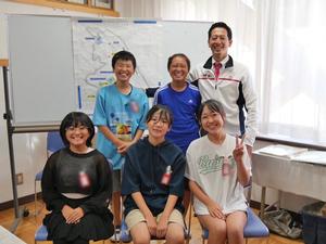 ランチミーティングに参加した児童たちと市長との記念撮影