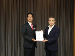 要望書を中心に副知事と市長との記念撮影