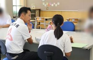 教育センターに通う生徒に話を聞く市長