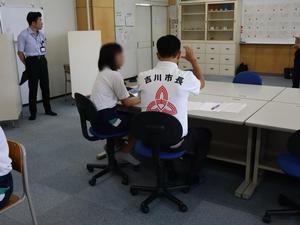 教育センターに通う生徒と話をする市長