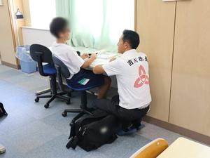 教育センターに通う生徒に話を聞く市長