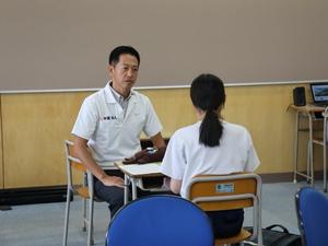 教育センターに通う生徒と話をする市長