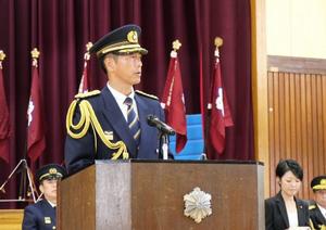 表彰式で挨拶を述べる市長