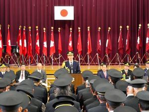 表彰式で挨拶を述べる市長