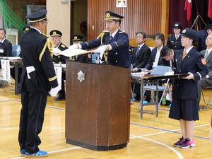 賞状を授与する市長