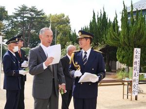 篠田靜雄会長と話をする市長