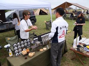 会場の皆さんと触れ合う市長