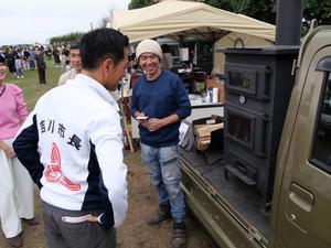 会場の皆さんと触れ合う市長