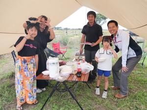 参加した家族と記念撮影をする市長