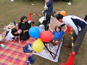 会場の皆さんと触れ合う市長