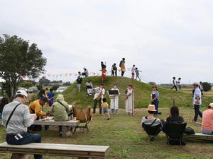 なまずの丘に登って遊ぶ子供達