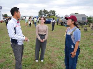 キャンプイベントを発案した若者会議のメンバーと話す市長
