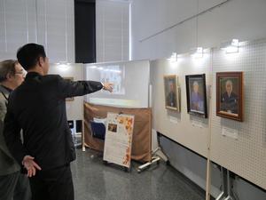 篠田先生と肖像画を鑑賞する市長