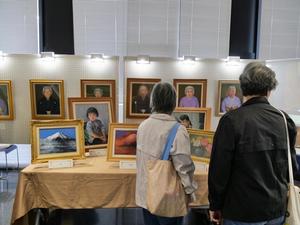 肖像画展で鑑賞する市民の方々