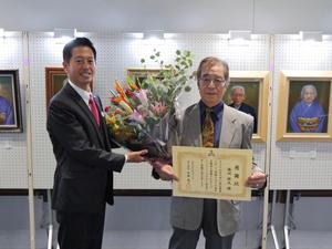 感謝状を手にした篠田先生と市長との記念撮影