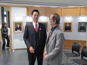 贈呈式後に篠田先生と話をする市長