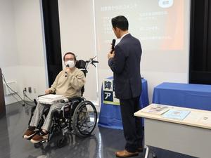 表彰式で受賞の感想を述べる受賞者