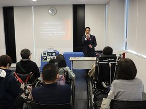 表彰式で挨拶を述べる市長