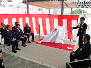 なまずモニュメントの除幕式で挨拶をする市長