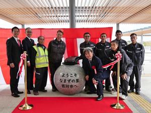 設置に尽力いただいた業者の皆さんとの記念撮影