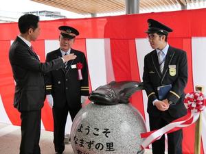 木村駅長と話をする市長