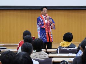 登壇して子供達に講演する市長