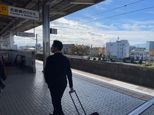 駅で移動する市長