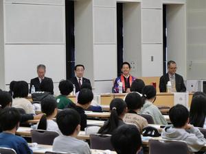 川辺の生物サミットの子供達を笑顔で見つめる市長