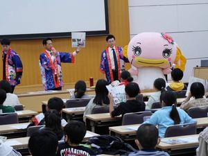 パネルを手に子供達に講演する市長