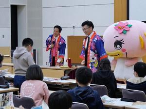 子供の発言に耳を傾ける市長