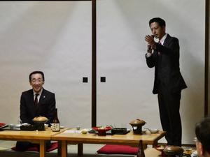 レセプションで挨拶をする中原市長