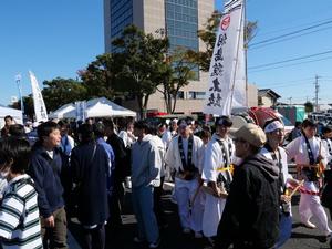 羽島太鼓の方々が練り歩く姿