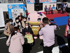なまりんと記念撮影をする方々