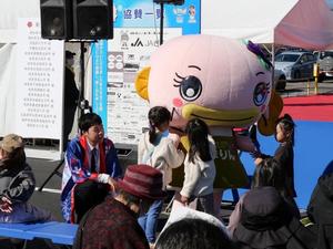 なまりんと戯れる子供達