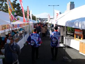 ぎふ羽島駅前フェス会場を歩く市長
