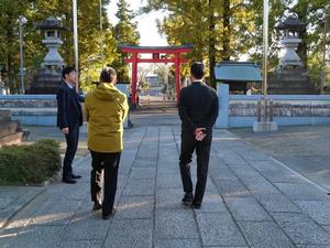 なまず神社を歩く市長