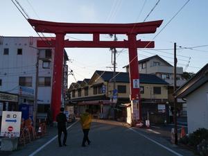 おちょぼ稲荷参道の大鳥居