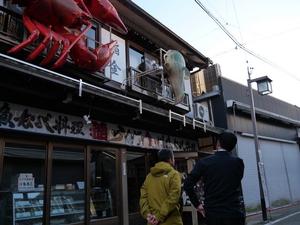 おちょぼ稲荷参道を歩く市長