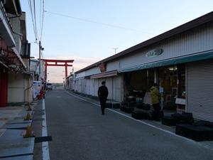 おちょぼ稲荷参道を歩く市長