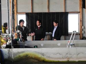 はしま北なまず養殖場内を視察する市長