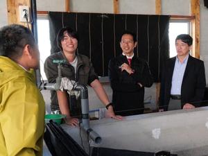 はしま北なまず養殖場内を視察する市長