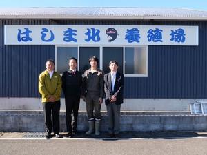 はしま北なまず養殖場の看板を背に記念撮影