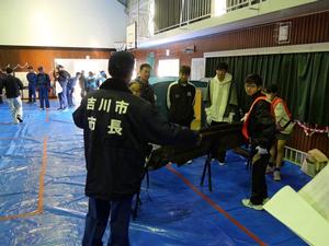 参加する生徒に声をかける市長