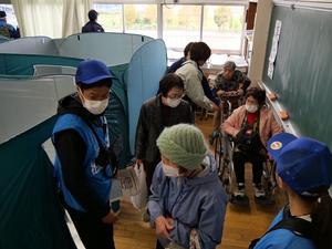車いすの方が避難訓練する様子