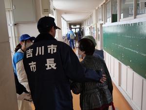 訓練参加者に声をかける市長