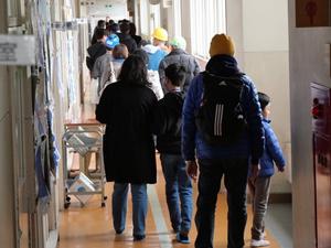 訓練に参加する市民の様子