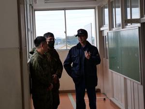 自衛隊員と話をする市長