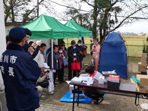 説明を真剣に聞く市民の様子