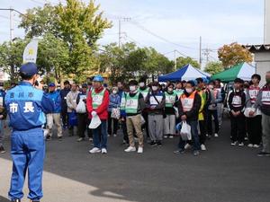 訓練に参加した市民にマイクで話をする市長