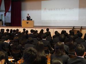 多くの生徒の前で市長が壇上で講演する様子